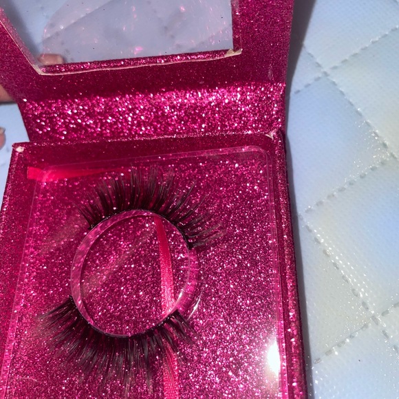 Lashes in glitter boxes ✨ - Picture 5 of 6